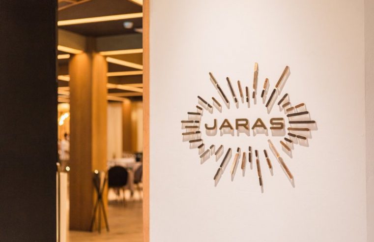 “มิชลินไกด์ 2022” การันตีความเลิศรส “JARAS” เสน่ห์อาหารไทยแท้แห่งเกาะภูเก็ต “JARAS” (จรัส) ห้องอาหารไทยร่วมสมัยริมหาดกมลา จังหวัดภูเก็ต ได้รับคัดเลือกให้เป็นร้านอาหารแนะนำใน “มิชลินไกด์ 2022” (Michelin Guide 2022) คัมภีร์อาหารที่น่าเชื่อถือที่สุดในโลก ยกระดับประสบการณ์รับประทานอาหาร Fine Dining ในจังหวัดภูเก็ตให้เจิดจรัสกว่าที่เคยมีมา