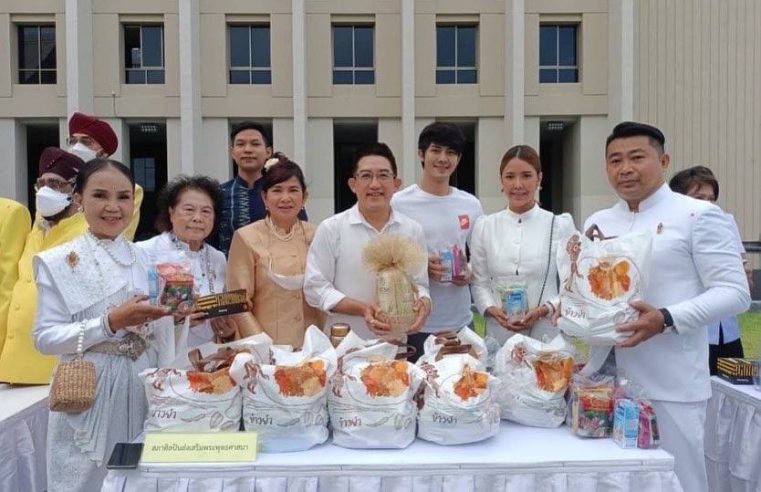 อิทธิพล คุณปลื้ม รัฐมนตรีว่าการกระทรวงวัฒนธรรม เป็นประธาน สวดพุทธมนต์ ตักบาตร และปล่อยขบวนรถเทียนพรรษา