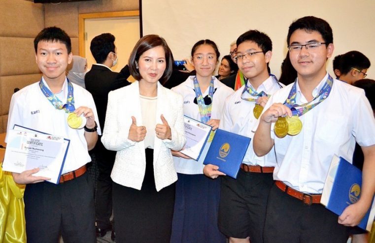 กระทรวงศึกษาฯ มอบรางวัลการแข่งขันวิชาการคณิต-วิทย์ ระดับนานาชาติ ประจำปี 2566 เชื่อมั่นศักยภาพเยาวชนไทย มีความมุ่งมั่นไม่แพ้ชาติใดในโลก