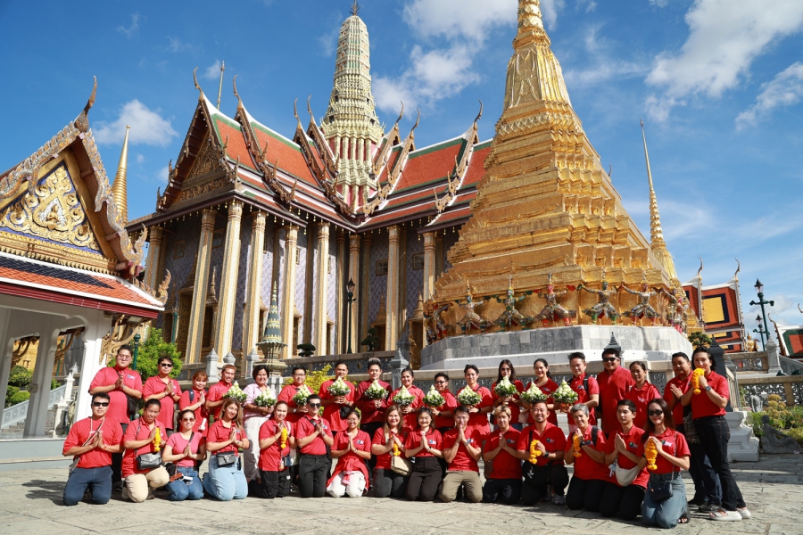 บุ๋ม-กุลชลี แท็คทีม เก่ง-ธชย บวงสรวงเสริมปังศาลหลักเมือง วัดพระแก้ว