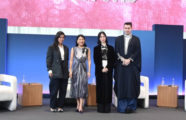 “Kraam International Symposium 2025” เปิดเวทีวันที่ 2 ดึงไอคอนแฟชั่นและบรรณาธิการโว้กเอเชีย ร่วมเสวนา “ภูมิปัญญาแห่งครามไทย”