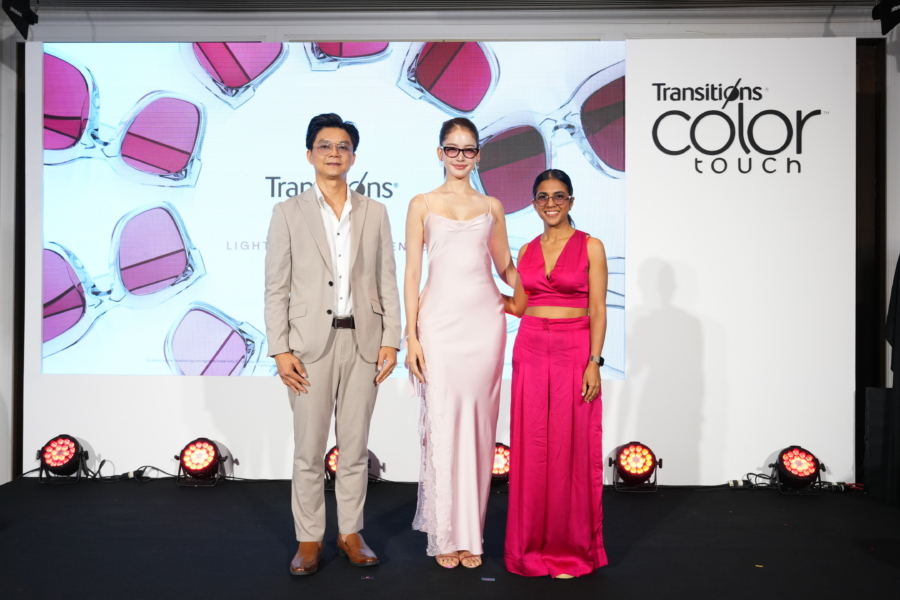 เปิดตัวแล้วในประเทศไทยกับ Transitions® Color Touch™ เลนส์เปลี่ยนสี (Dynamic Lenses) เจเนอเรชันใหม่ ที่มาพร้อมสีสันแบบ Always-on เติมคาแรกเตอร์ให้ทุกลุคสนุกและมีสไตล์ยิ่งขึ้น พร้อม 5 เฉดสีให้เลือกแมตช์ตาม Personal Style ทั้ง Ruby, Amber, Sapphire, Amethyst และ Emerald และ 2 เอฟเฟกต์ Gradient สีไล่เฉด และ Washed สีอ่อนเต็มเลนส์