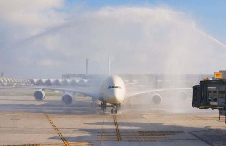 สายการบินเอทิฮัด ปักหมุดกรุงเทพฯ ต้อนรับ A380 ลงจอดครั้งแรกในประเทศไทย ยกระดับประสบการณ์การเดินทางระดับพรีเมียม สายการบินเอทิฮัดฉลองการเปิดให้บริการเที่ยวบินแอร์บัส A380 ครั้งแรกระหว่างอาบูดาบีและกรุงเทพฯ เปิดตัวเดอะเรสซิเดนซ์ (The Residence) ห้องสวีทแบบสามห้องบนฟ้าเพียงแห่งเดียวในโลก เป็นครั้งแรกในประเทศไทย การให้บริการด้วยเครื่องบินแอร์บัส A380 ทุกวัน ช่วยเพิ่มขีดความสามารถในการรองรับผู้โดยสาร พร้อมยกระดับประสบการณ์การเดินทางระดับพรีเมียมบนเส้นทางบินยอดนิยม
