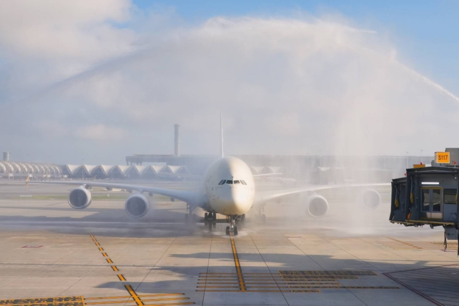 สายการบินเอทิฮัด ปักหมุดกรุงเทพฯ ต้อนรับ A380 ลงจอดครั้งแรกในประเทศไทย ยกระดับประสบการณ์การเดินทางระดับพรีเมียม สายการบินเอทิฮัดฉลองการเปิดให้บริการเที่ยวบินแอร์บัส A380 ครั้งแรกระหว่างอาบูดาบีและกรุงเทพฯ เปิดตัวเดอะเรสซิเดนซ์ (The Residence) ห้องสวีทแบบสามห้องบนฟ้าเพียงแห่งเดียวในโลก เป็นครั้งแรกในประเทศไทย การให้บริการด้วยเครื่องบินแอร์บัส A380 ทุกวัน ช่วยเพิ่มขีดความสามารถในการรองรับผู้โดยสาร พร้อมยกระดับประสบการณ์การเดินทางระดับพรีเมียมบนเส้นทางบินยอดนิยม