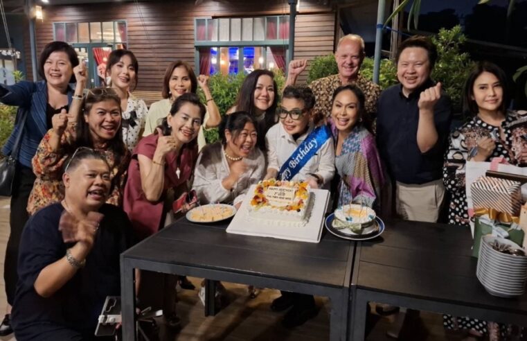 Happy Birthday เอิร์ธ สายสว่าง เรียกว่า ยังคงเป็นที่รักของเหล่าเซเลบริตี้ และ สื่อมวลชนสายไลฟ์สไตล์ เช่นเดิม สำหรับ เอิร์ธ สายสว่าง ฉายา “เจ้าแม่แห่งวงการประชาสัมพันธ์โรงแรม” เหมือนเดิม